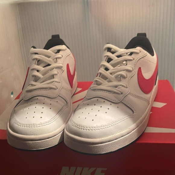 Nike Tennis Shoes - Picture 4 of 5